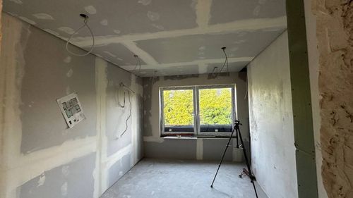Rohbau mit Dach